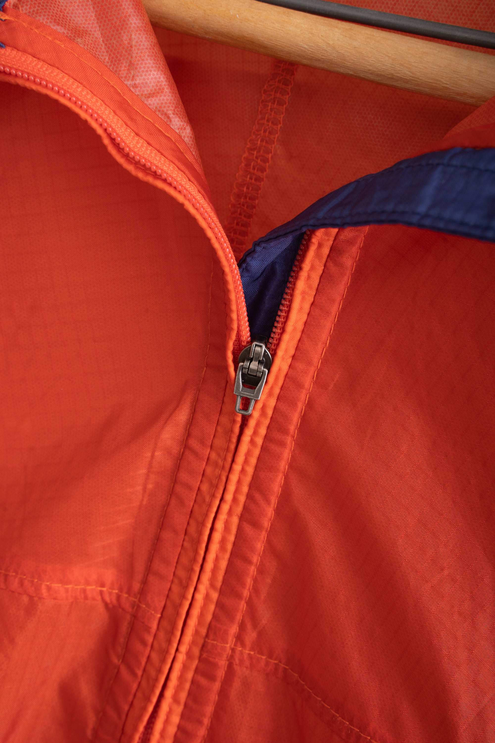 00S EASTERN MOUNTAIN SPORTS PACKABLE JACKET