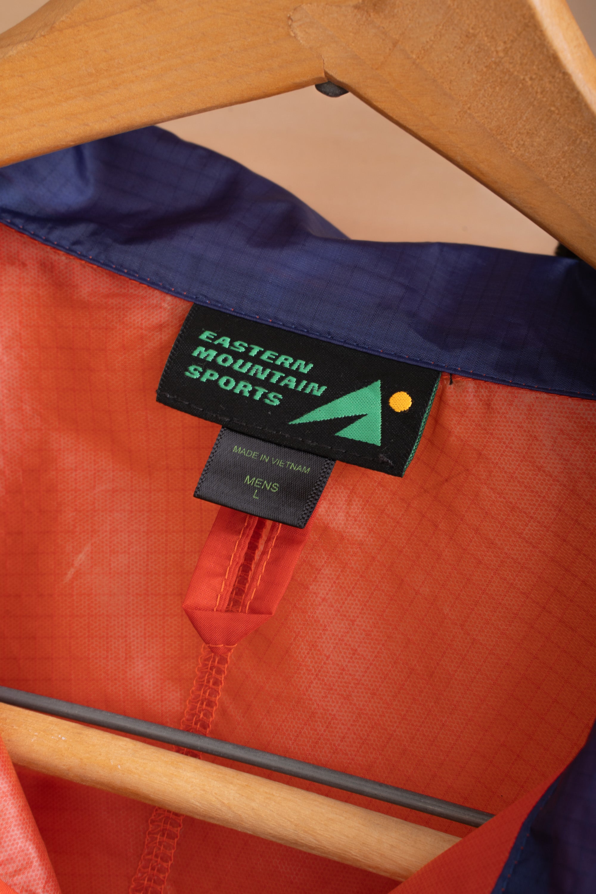 00S EASTERN MOUNTAIN SPORTS PACKABLE JACKET
