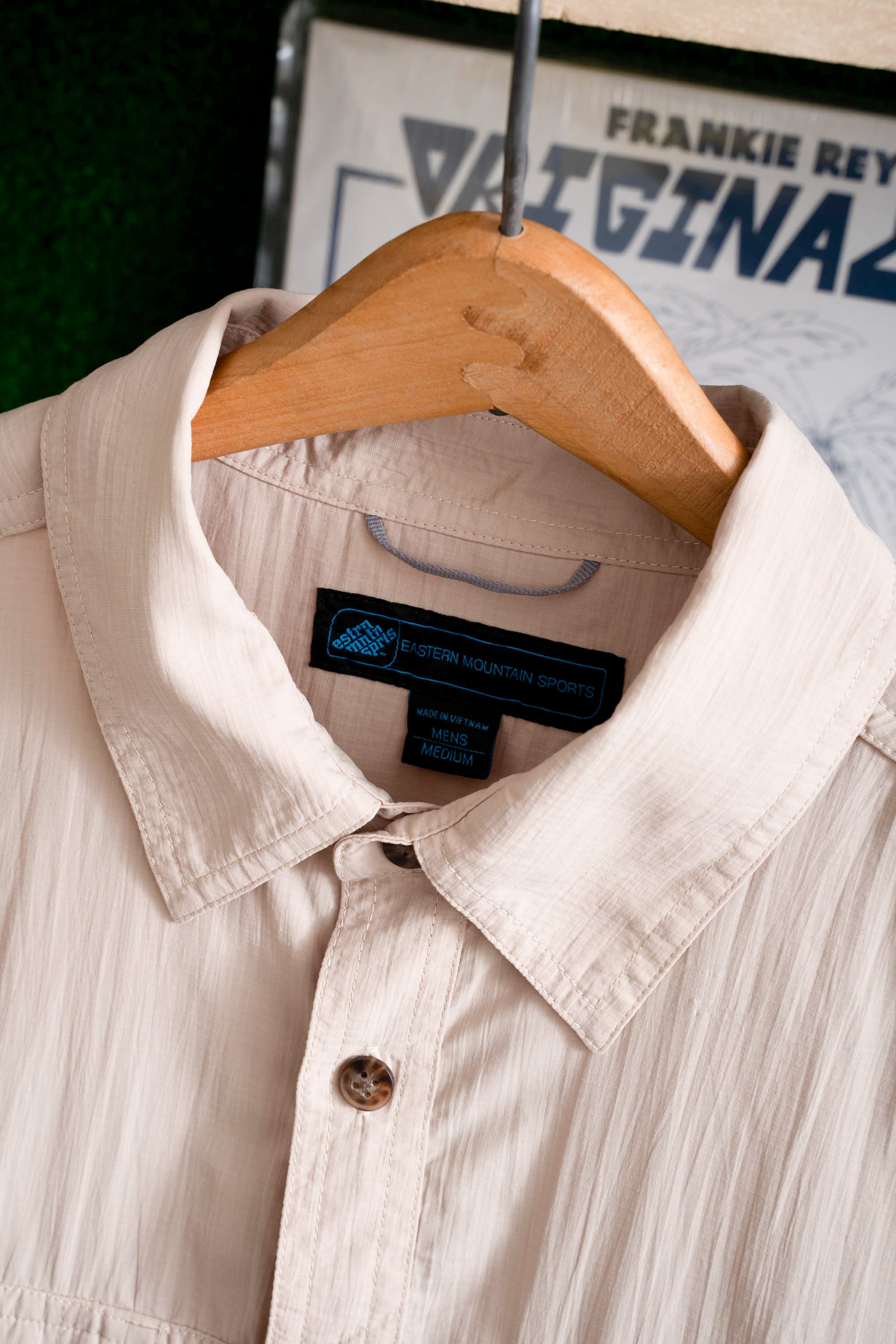 00S EASTERN MOUNTAIN SPORTS OUTDOOR SHIRT