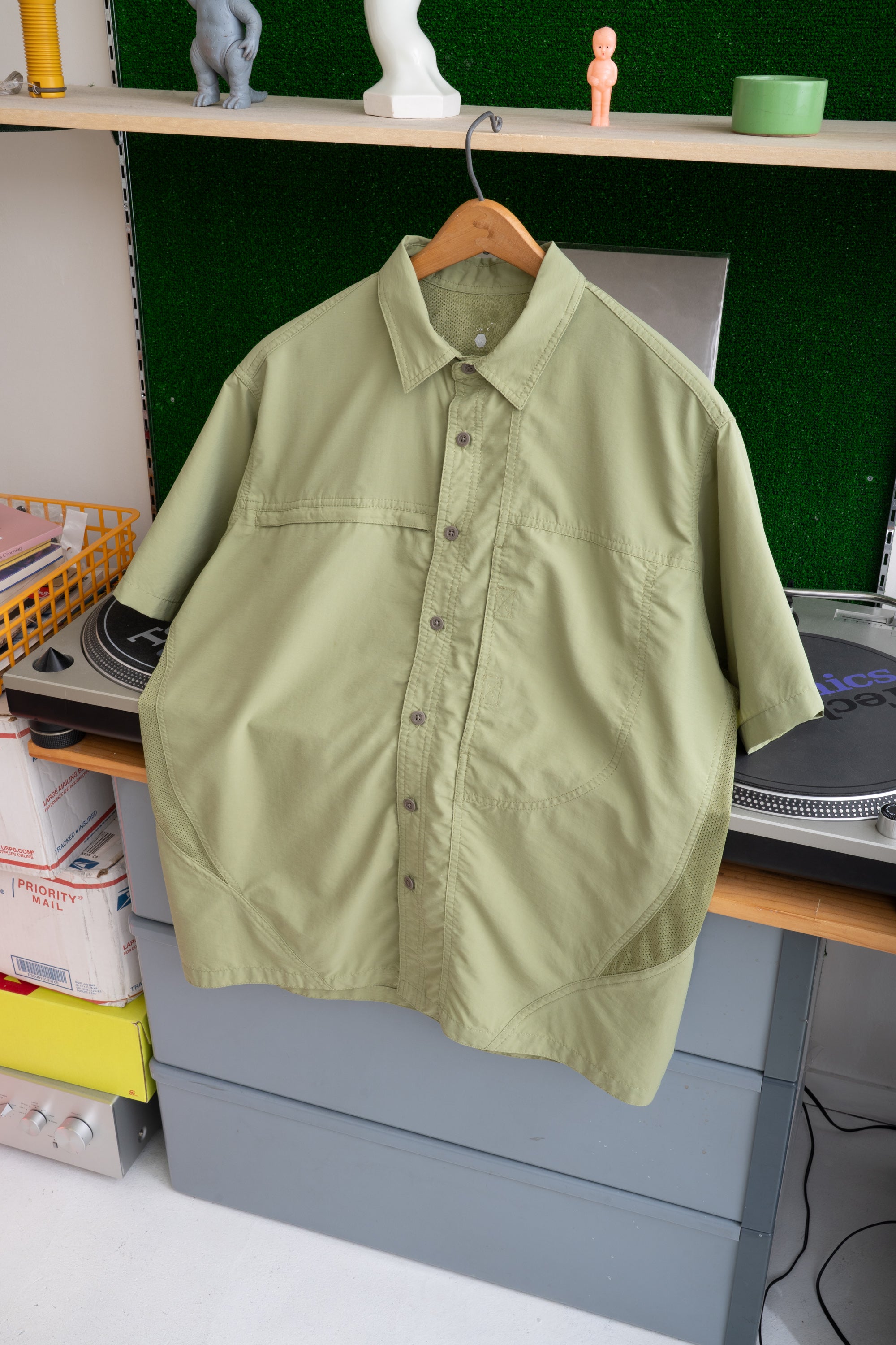 00S MOUNTAIN HARDWEAR GIMMICKED SHIRT