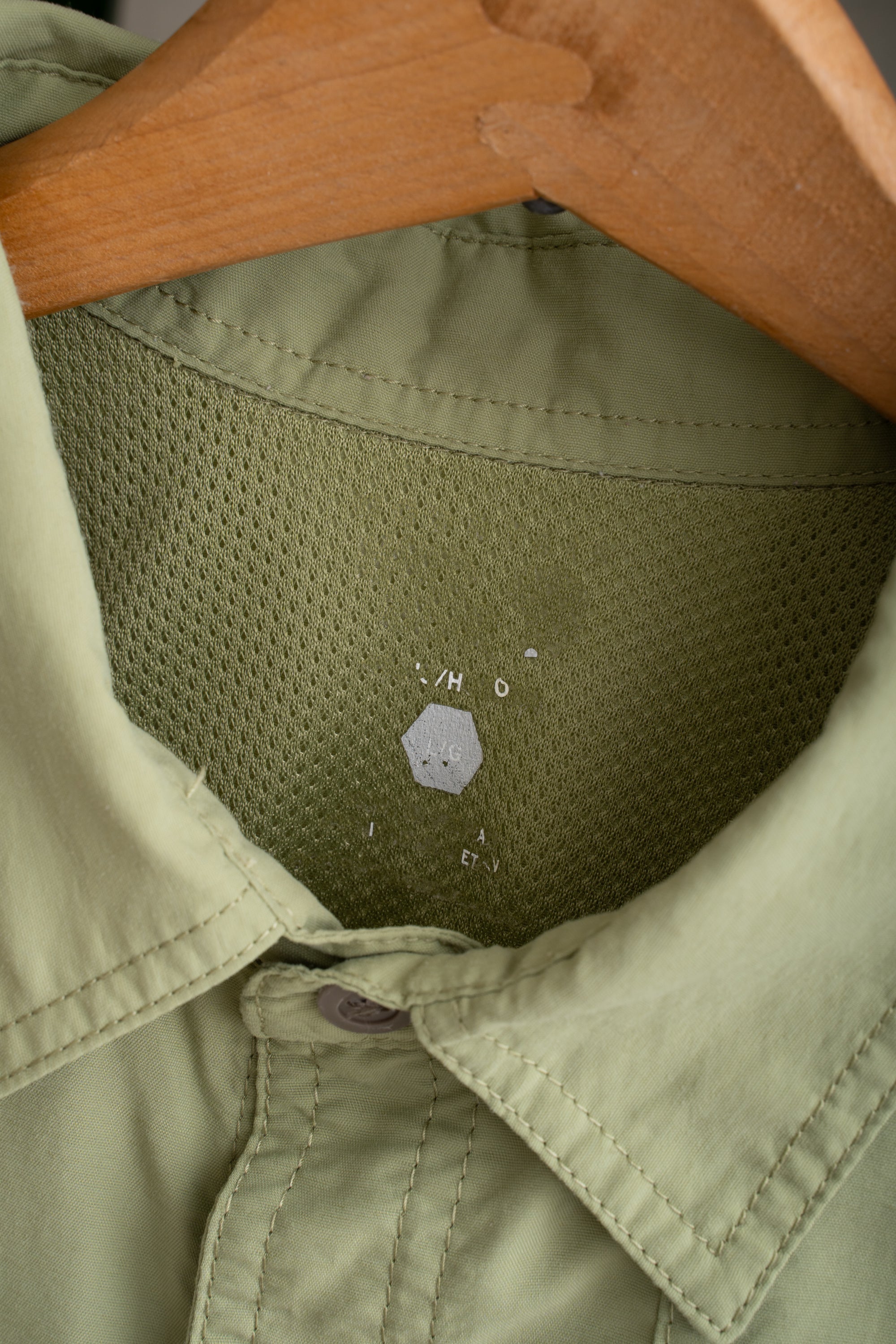 00S MOUNTAIN HARDWEAR GIMMICKED SHIRT