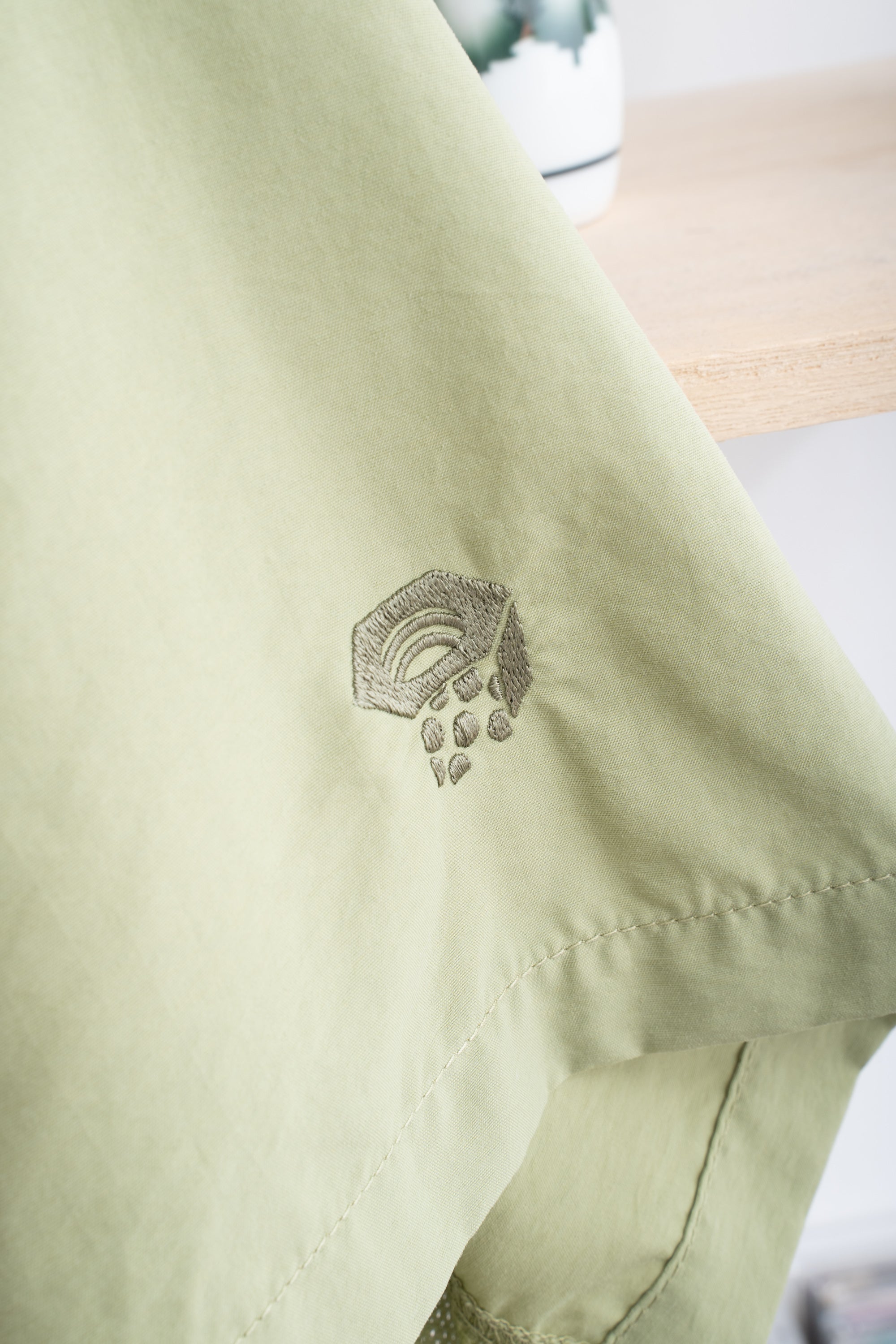 00S MOUNTAIN HARDWEAR GIMMICKED SHIRT